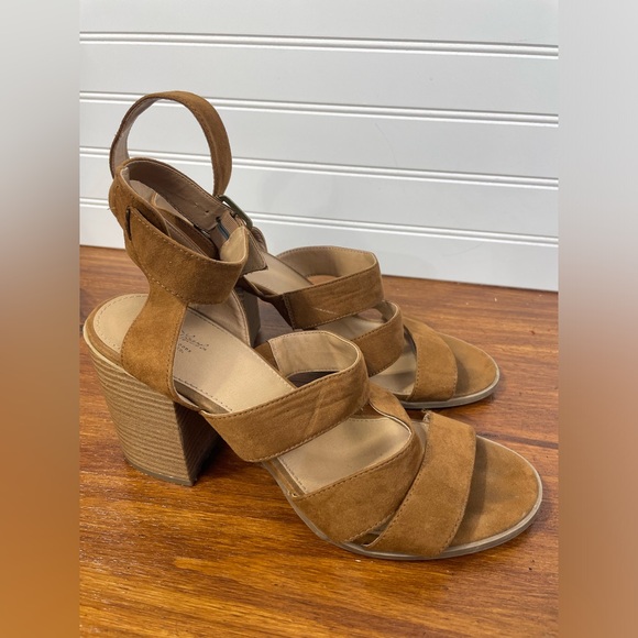 Universal Thread Target Brown Suede Strap Block Heels With Buckle 10 Women’s GUC - Picture 2 of 10